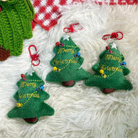 Porte-clés en peluche en gros en forme de sapin de Noël avec pendentif clochette pour cadeau d'amitié et décoration de sac à dos d'étudiant