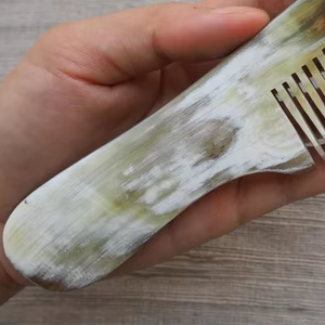 Peigne à cheveux en corne de buffle et de vache, artisanal et durable, idéal pour un démêlage sans nœuds - Product Image 6