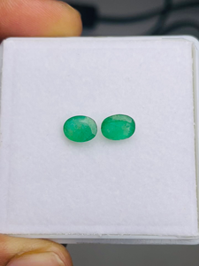 Par de Esmeraldas Naturales de Zambia, Corte Ovalado, 2.28 Quilates, Grado AAA, Certificado IGI, Color Verde, Pulido Perfecto, Precio Económico - Product Image 6