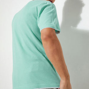 เสื้อยืดคอกลมแขนสั้นผู้ชาย ผ้าวาฟเฟิลเนื้อนุ่ม สีพื้น สวมใส่สบาย ทรงปกติ สีเทา ระบายอากาศได้ดี โลโก้ด้านหน้า น้ำหนัก 180 กรัม ผ้าฝ้าย 100% - Product Image 2