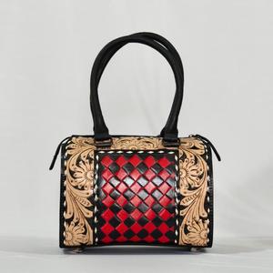 Sac de voyage de luxe en cuir floral fait main, motif damier, fermeture éclair, design durable - Product Image 1