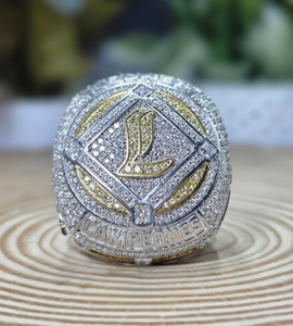 Anillo de cóctel de moissanita con incrustaciones de circonitas, plata 925 con baño de rodio, de lujo para hombre, con engaste pavé y patrón de letras - Product Image 1