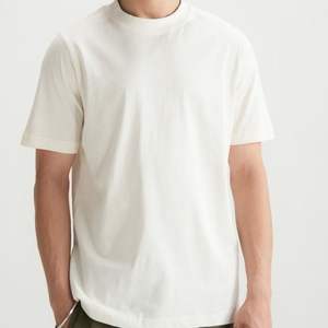 Camiseta Esencial para Hombre con Cuello Redondo, Personalizable, 180g, Algodón, Hombros Caídos - Product Image 4