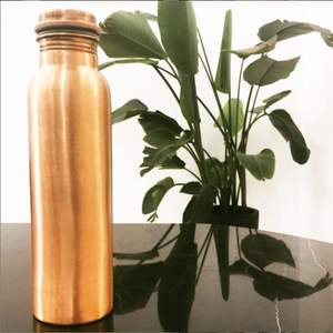 Botella de cobre para una rutina saludable de consumo de agua, solución natural para la hidratación diaria en casa u oficina. - Product Image 2