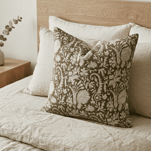 Housse de coussin carrée 18x18 imprimée à la main par un designer, motif floral vintage, élégante et décorative pour l'intérieur - Product Image 1