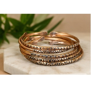 Conjunto de Brazaletes de Bronce con Pátina Natural Grabados a Mano, Diseño de Múltiples Hileras con Puntas Aplanadas, Brazalete Abierto para Muñeca - Product Image 2