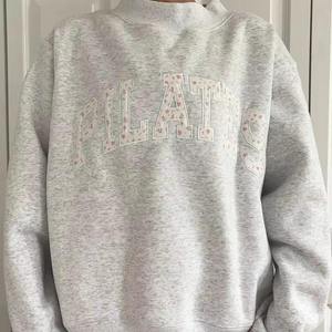 เสื้อสเวตเชิ้ตคอเต่าทรงหลวมพิมพ์ลายลำลองสำหรับฤดูหนาวและฤดูใบไม้ผลิ ผลิตจากผ้าฝ้าย 100% เป็นมิตรต่อสิ่งแวดล้อม ผ่านกระบวนการซักด้วยเอนไซม์ - Product Image 4