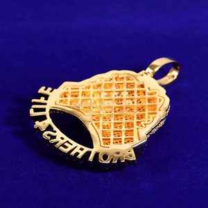 Pendentif Breloque Argenté Luxury Brothers 4 Life avec Moissanite Scintillante, Design Poignée de Main Dorée, Bijoux Hip Hop Glacés, Élégant et Audacieux - Product Image 4