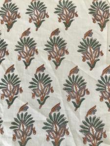 Tela de algodón estampada a mano – Base blanca con estampado floral Buti verde y marrón, textil tradicional indio - Product Image 2