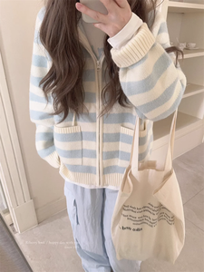 เสื้อโค้ทมีฮู้ดลายทางบางเบาแบบใหม่ คอลเลคชั่นสำหรับฤดูใบไม้ผลิและฤดูใบไม้ร่วง สไตล์ลำลอง แฟชั่นอินเทรนด์ ใช้งานได้หลากหลาย สวมใส่สบาย - Product Image 1