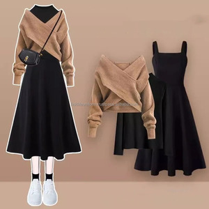 Ensemble trois pièces décontracté pour femme : pull en maille croisée unie, t-shirt à manches longues et jupe en toile – Écoresponsable - Product Image 3