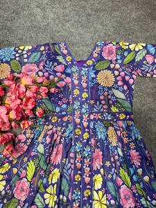 Nuevo conjunto de traje Anarkali color púrpura, parece ser un atuendo de fiesta hecho de tela Maslin con borde de encaje. - Product Image 6