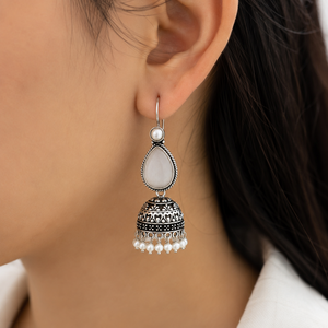 Pendientes de Araña Vintage de Latón Plateado con Perlas de Imitación y Piedra Monalisa, Diseño Indio Hecho a Mano para Fiestas y Eventos de Mujer - Product Image 4