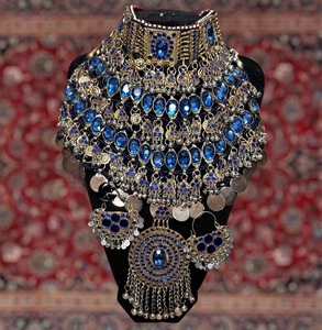 Bague traditionnelle afghane Kuchi avec pierre en verre surélevée et bordure en filigrane pour bijoux de doigt ethniques tribaux et nomades - Product Image 2