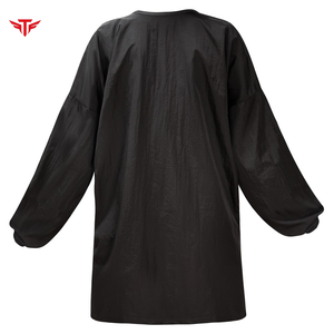 Cape de coiffure Tactus Industries en polyester noir écologique résistante à l'eau 70x82cm 147g pour salon de coiffure et barbier - Product Image 2