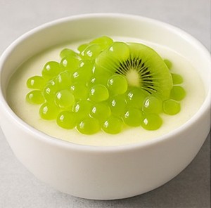 Produit taïwanais Zesty Kiwi Flavored Popping Boba, idéal pour les garnitures de boissons au thé à bulles. - Product Image 4