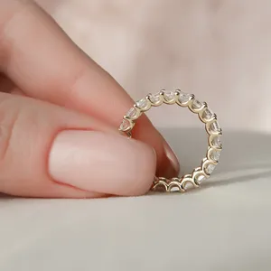 Anillo de Eternidad con Diamantes Cultivados en Laboratorio con Corte Esmeralda Oramara, Certificado por IGI - Product Image 3