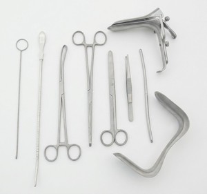 Kit d'instruments chirurgicaux gynécologiques : forceps, spéculum et curettes en acier inoxydable réutilisables, certifiés CE, pour chirurgie gynécologique - Product Image 1
