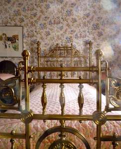 Exclusivo marco de cama de latón que exhibe material de latón de primera calidad, detalles decorativos y soporte cómodo para dormir. - Product Image 4