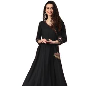 Kurta Anarkali estilo Angrakha para mujer, negra, de rayón estampado, con cuello en V y mangas tres cuartos, diseñada para ropa informal étnica global. - Product Image 1