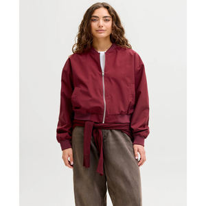 Blouson Bomber Matelassé Léger et Uni pour Femme avec Logo Personnalisé OEM, Doudoune Brodée de Haute Qualité - Product Image 5