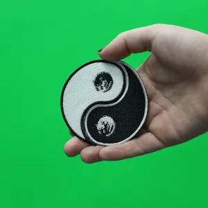 Patch brodé circulaire Yin Yang avec motif loup, thermocollant en feutre non tissé, cadeau - Product Image 1