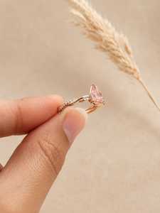 แหวนเพชรเม็ดเดี่ยวทรงลูกแพร์สีชมพู 2 กะรัต เพชรเลี้ยงในห้องปฏิบัติการ ตัวเรือนทองคำแท้ 10K 14K 18K ดีไซน์เกลียวประดับเพชรแบบพาเว่  เครื่องประดับชั้นดี IGI - Product Image 3