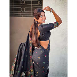 Sari de Seda Baluchari Negro con Bordado Zari, Elegante Vestido de Novia - Product Image 3