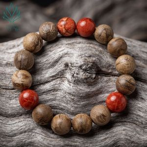 Bracelet en bois d'agar vietnamien de premier choix pour usage quotidien AL-SD-0048-12 avec 4 perles de corail rouge et 13 perles de bois d'agar naturel de 12 mm - Product Image 1