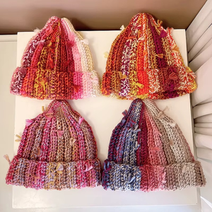 Gorro de punto de ganchillo hecho a mano, cálido, de invierno, estilo urbano, con diseño de arcoíris, desgastado, holgado, con borlas y rayas. - Product Image 2