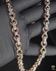 สร้อยคอแบบ Infinity Link ดีไซน์พิเศษ ประดับเพชร Moissanite คุณภาพ VVS ทรงกลมและทรงบาแกตต์ พร้อมตัวเรือนเงินแท้ 925 ผ่านการทดสอบเพชร - Product Image 1