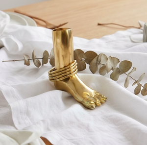 Sculpture de pied moderne en laiton doré avec anneaux de cheville, statue décorative d'art pour table, pour intérieurs de maison, table à manger et occasions festives - Product Image 5