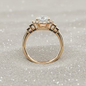 แหวนหมั้นเพชรทรงบาแกตต์ประดับด้วยเพชรแบบเฮโล ชุบทองคำสีกุหลาบ ตัวเรือนทองคำแบบหนามเตย สำหรับเพชรที่ได้รับการรับรอง - Product Image 4
