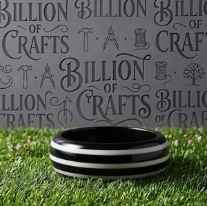 Bracelet manchette ouverte en résine noire et blanche avec motif marbré, bijou fantaisie fait main pour soirée - Product Image 3