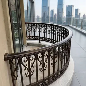 Rampe de balcon en fer forgé courbée et ornée, design complexe à motifs festonnés, clôture de terrasse extérieure classique, barre de sécurité en métal antirouille - Product Image 2