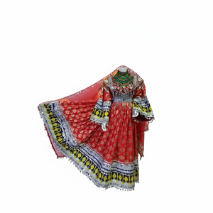 Exquisito traje Anarkali tradicional con estampado rojo expuesto sobre un maniquí con paneles detallados con trabajo de espejo plateado. - Product Image 4
