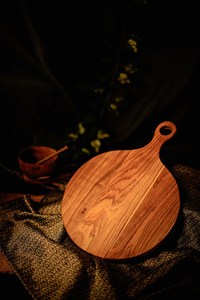 Planche à découper ronde en bois avec poignée, plateau de service en bois pour la cuisine et la salle à manger - Product Image 3