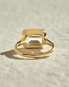 แหวนแต่งงาน/หมั้น อาริน เอเทอร์นิตี้ แบนด์ ประดับเพชรทรงเอเมอรัลด์คัต ผลิตในห้องปฏิบัติการ พร้อมใบรับรอง IGI/GIA ทอง 14k คลาสสิก เครื่องประดับเพชรสร้างในห้องปฏิบัติการ - Product Image 4