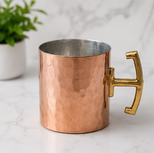 Mug en cuivre avec poignée dorée, design minimaliste, vaisselle à boisson, poignée en T géométrique, vaisselle à cocktail isolée, moderne et martelé - Product Image 3