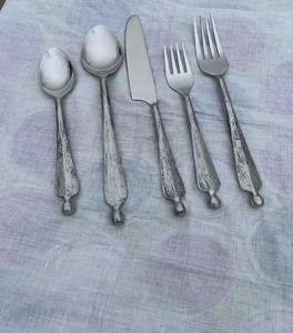 Ensemble de couverts de luxe modernes en métal Ustensiles sophistiqués en acier inoxydable Design unique en métal torsadé Artisanat de table élégant - Product Image 2