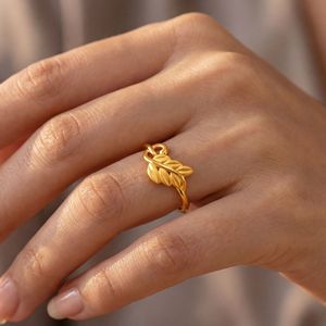 Anillo de Hoja Dorada, Delicado Anillo con Motivo de Hoja Dorada, Regalo de Aniversario Perfecto para Ella, Hecho a Mano por Artesanos, Oro de 22K, Inspirado en la Naturaleza - Product Image 2