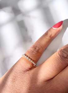 Anillo Apilable Delicado con Diamante Cultivado Redondo, Oro Sólido de 14K/18K, Engaste de Bisel, Anillos de Boda Minimalistas y Delicados, Venta al por Mayor - Product Image 5