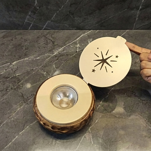 Brûle-encens exquis en bois sculpté et métal, avec couvercle à calligraphie arabe, idéal pour rehausser la pratique spirituelle à la maison - Product Image 4