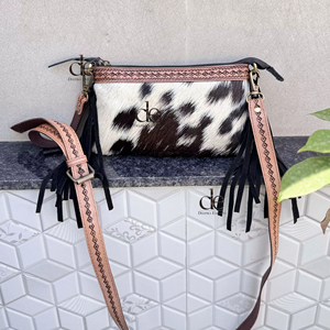 Bolso de mano de cuero de vaca con flecos y grabados de diseño único para mujer, elegante cartera negra, bolso cruzado - Product Image 1