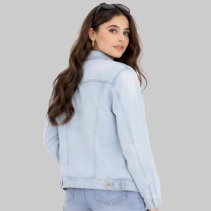 Veste en jean classique bleu clair pour femme, coupe régulière, boutonnée, poches poitrine, style décontracté, fabrication OEM, vente en gros, directement de l'usine - Product Image 3