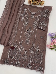 Traje de organza semicompuesto de Dhwaja Export con bordado de hilo y lentejuelas, estilo moderno para bodas y fiestas. - Product Image 6