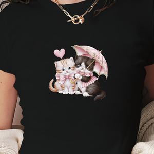 Camiseta corta de punto con estampado Y2K para mujer, corte ajustado, con gatitos y lazo rosa - Product Image 2