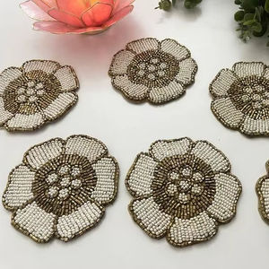 Juego de Posavasos de Cuentas de Vidrio con Diseño Floral, Hechos a Mano, en Blanco y Dorado, con Forma de Flor, para una Decoración Elegante del Hogar y la Mesa - Product Image 1