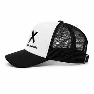Gorra Trucker Personalizada de 5 Paneles con Malla y Logotipo Bordado en 3D, Diseño Deportivo Unisex en Blanco y Negro Premium con Hebilla Metálica - Product Image 4