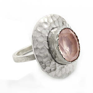 Anillo de Plata de Ley 925 Sólida con Engaste Checker Peace, Diseño Lindo y Puro, Hecho a Mano, con Piedra de Cuarzo Rosa Natural de Corte Ovalado - Product Image 1